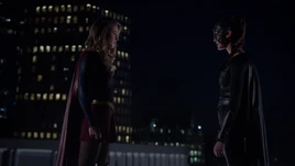 Supergirl conversando com Régia