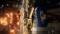 Flash tentando salvar Arqueiro Verde