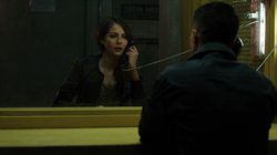 Thea visitando Roy na prisão