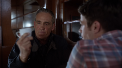 Jay explicando para Barry como a viagem no tempo funciona