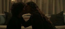 Jordan e Sarah se beijando