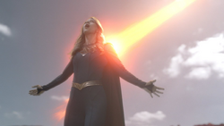 Supergirl sendo atingida pelo sol