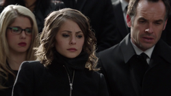 Thea no funeral de Moira