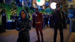 Janet sendo confrontada pelo Flash e Homem-Elástico