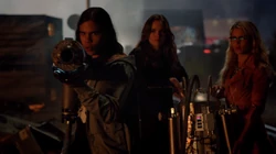 Cisco, Caitlin e Felicity confrontando Capitão Frio.