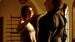 Thea segurando uma espada
