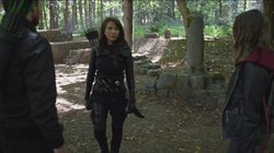 Oliver e Thea conversando com Talia
