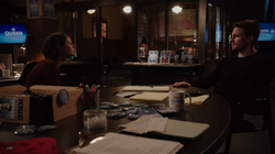 Thea e Oliver conversando sobre Samantha e William
