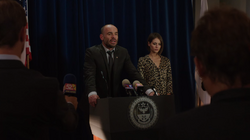 Thea e Quentin em uma coletiva de imprensa