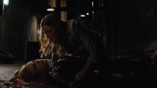 Laurel finds Sara's dead body