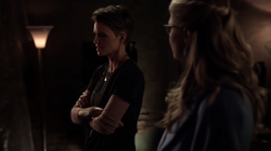 Kate conversando com Kara