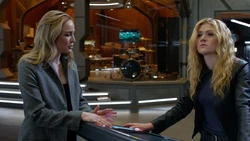 Sara tentando convencer Mia a desistir do plano de ressuscitar Oliver.