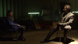 Slade conversando com Thea