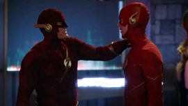 Barry con el Flash de Tierra-90 antes de su sacrificio.