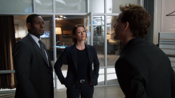 Alex e Hank questionando Maxwell