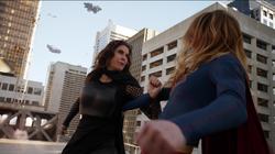 Rhea lutando contra Supergirl