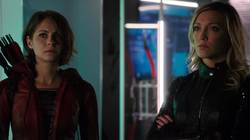 Thea e Laurel explicando a situação de Sara