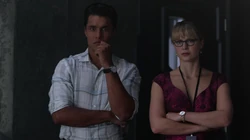 William e Kara observando um interrogatório.