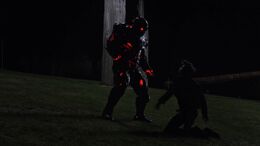 Barry derrota a Savitar con su propia armadura.