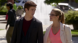 Barry dando un paseo con Felicity.