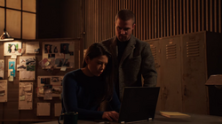Oliver e Emiko olhando um computador