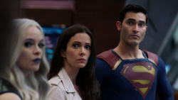 Superman at the briefing on the Waverider after finding the last Paragons