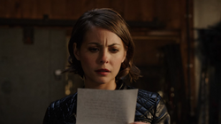 Thea lendo a carta de Roy