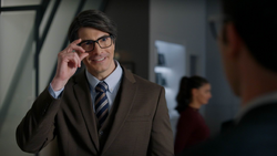 Clark Kent da Terra-96 conhecendo o Clark Kent da Terra-38