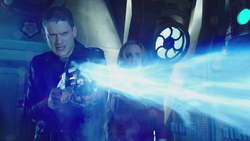 Legends Snart uses his Cold gun at the hole in the Waverider hull