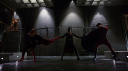 Supergirl e Mon-El enfrentando Régia