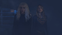 Supergirl e Curto-Circuito procurando por Jindah