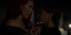 Renee injetando o soro em Pamela