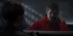 Tommy es visitado por Kate en Arkham