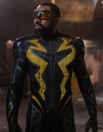 Traje de Black Lightning 3