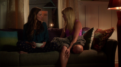 Sara e Laurel discutindo por Oliver