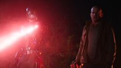 Atom usa su rayo encogedor por primera vez.