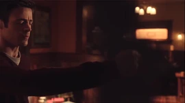 Barry atrapa la manifestación física de sus poderes.