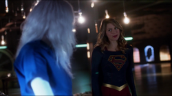 Supergirl convencendo Curto-Circuito a não matar um homem