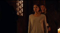 Thea e Laurel vendo Sara ressuscitada