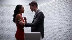 Barry conta sobre seu futuro para Iris