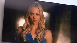 Indigo, em sua forma humana, ameaçando Cat Grant.