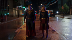 Supergirl e Superman esperando A.M.A.Z.O.