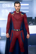 Mon-El con su traje