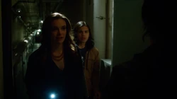 Caitlin e Cisco encontram Ronnie