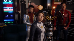 Jay, Nora e Bart após consertarem a máquina de Chester