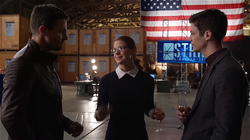 Kara, Barry e Oliver celebrando a vitória contra os Dominadores