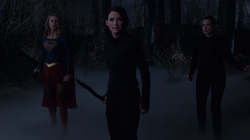 Supergirl, Alex e Lena prestes a lutar contra um demônio kryptoniano