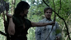 Yao Fei con Oliver, enseñándole a apuntar el arco.