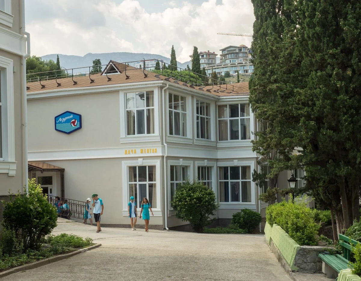 лагерь лазурный артек белая дача. желтая дача лазурный артек. корпуса лазурного лагеря артек. синяя дача лазурный артек. артек лазурный белая дача.