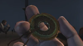 Реджинальд Берч тримає в руці ключ.